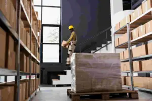 Man Work in Fulfillment senter