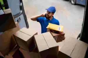 medium-shot-delivery-man-with-boxes (1)